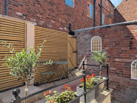 Gorgeous day in our courtyard 😍
