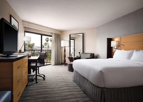 Comfortable Unit w/ 1 King size bed. Exact unit will be assigned upon arrival. Views, colors, and decor may vary.