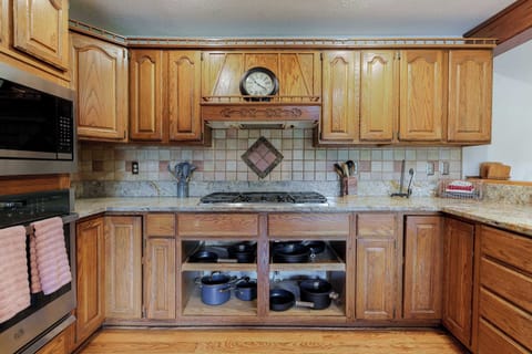 Unleash your inner chef (or just heat up some leftovers in style!). Our spacious kitchen has everything you need to whip up a feast (or a quick snack).