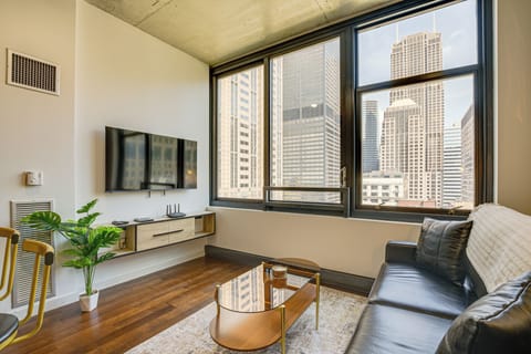 Chicago Vacation Rental | 1BR | 1BA | 700 Sq Ft | Step-Free Entry