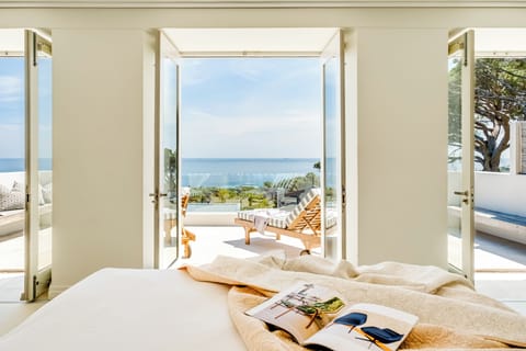 Main Bedroom with en-suite bathroom- Ocean Views 