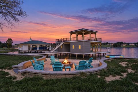 Brand new Electric City Boathouse -Beautiful sunset views complete this peaceful Lake Anna setting.