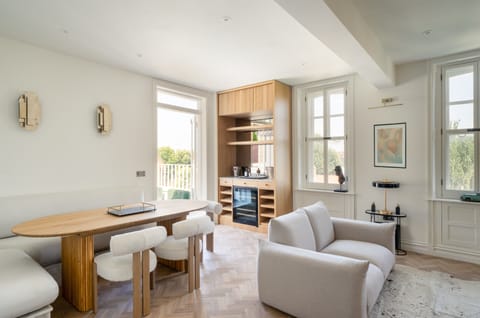 Sitting room and dining area 