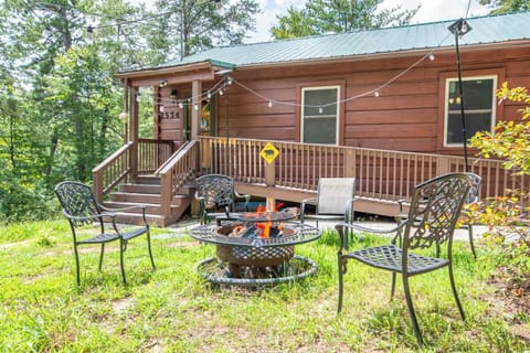 Beary Cozy Cabin's crackling fire pit