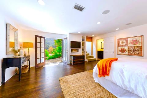 PRIVATE HOLLYWOOD HILLS SPA RETREAT+VIEWS+GARDEN+DECK+STEAM+'JACUZZI STYLE' TUB