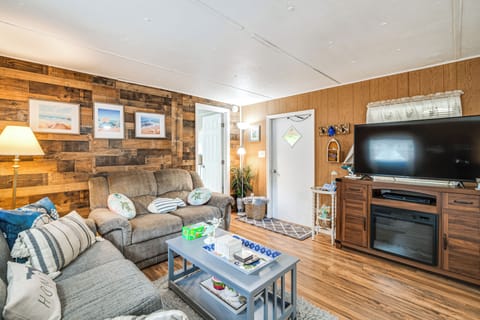 Homosassa Vacation Rental | 3BR | 2BA | Stairs Required | 980 Sq ft