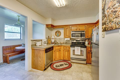 Kitchen | Dishware/Flatware | Washer/Dryer | 1st Floor