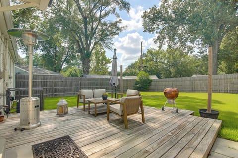 Memphis Vacation Rental | 2BR | 1BA | 1,040 Sq Ft | 3 Steps Required