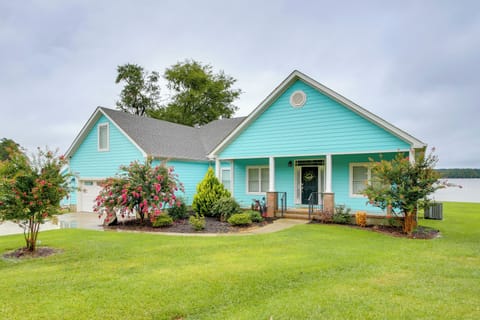 Cross Hill Vacation Rental | 4BR | 3BA | 2,500 Sq Ft | 3 Steps to Enter