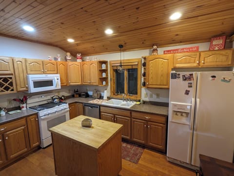 Fully stocked kitchen: gas stove/oven, dishwasher, microwave, toaster...