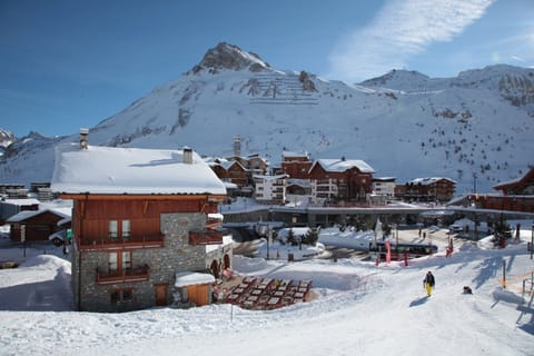 Snowy paths lead from the residence directly to the pistes, perfect for families and beginners.