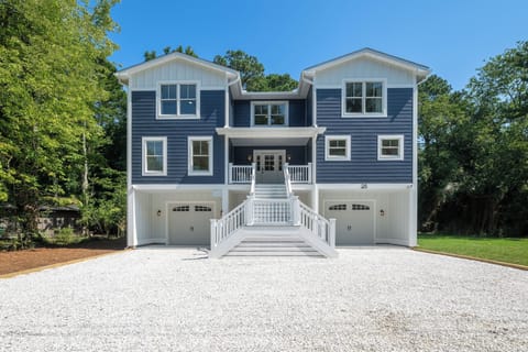 House - Newly-built large 6 bedrooms and 5.5 bathrooms - back & side yard space!