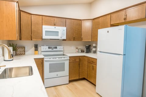 Plenty of coutnertop space and cabinets