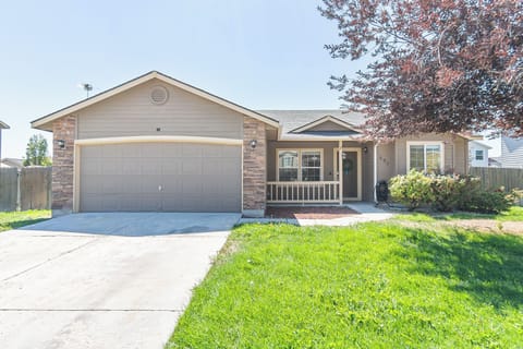 Front yard - large grass area and driveway