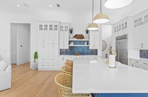 Enjoy casual dining at the kitchen counter.