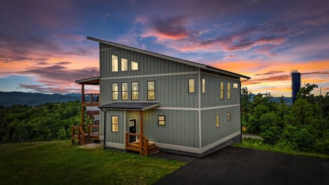 Welcome to Astra Lux, a brand-new 2025-built luxury cabin with plenty of parking and jaw-dropping Smoky Mountain views.