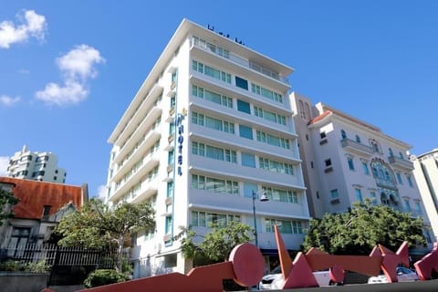 Arrive with confidence at this bright, welcoming city hotel.
