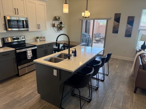 New cookware, top quality stainless appliances