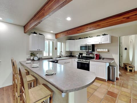 Full Kitchen - Countertop Seating For 3 - First Floor