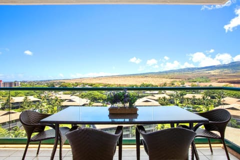 Balcony dining with panoramic mountain views and tropical rooftop scenery. HKK-920