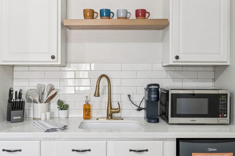 Modern and fully equipped kitchenette