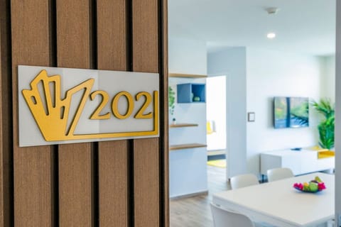 2BR2BA Condo w/ Pool, Gym & Balcony @ Palm Beach (31393)