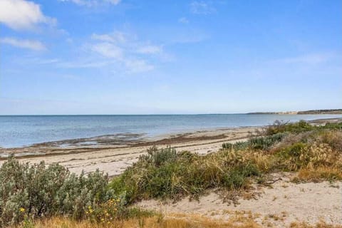 Short Walk to the Beach and Town Amenities
Easy access to Stansbury Beach, local supermarket, deli/takeaway, and the Dalrymple Hotel—all within walking distance.