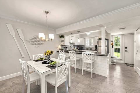 Beach-inspired style with space to gather, dine, and relax.