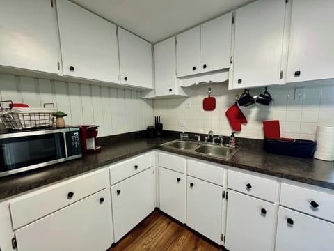 Fully stocked kitchen with modern appliances and all the essentials you need to cook, dine, and feel right at home. Whether you're whipping up a quick breakfast or a full dinner, this space has you covered! 
