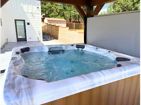 NEW Saltwater Hot-tub for 8 people!