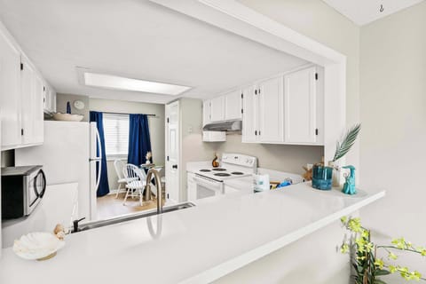 Coastal 2BR Condo | Renovated | Near Beach Apartment in Little River