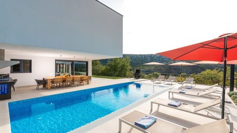Swimming-pool-and-outdoor-kitchen-of-Villa-Adria-Blue