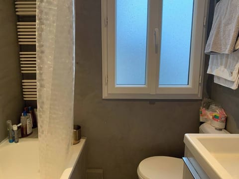 7d84b8f8-6196-49f5-a665-03966434a8bb