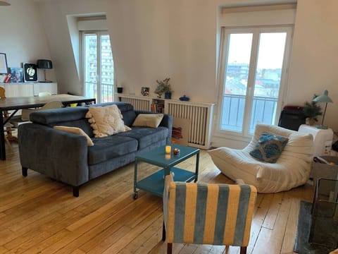 Le salon, cosy et spacieux avec son Fauteuil Togo et son canapé convertible confortable (un vrai matelas)