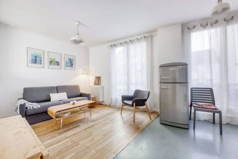 Salon ouvert sur la cuisines avec tout le confort. Télévision, table basse, fauteuil et table depliable pour les repas 