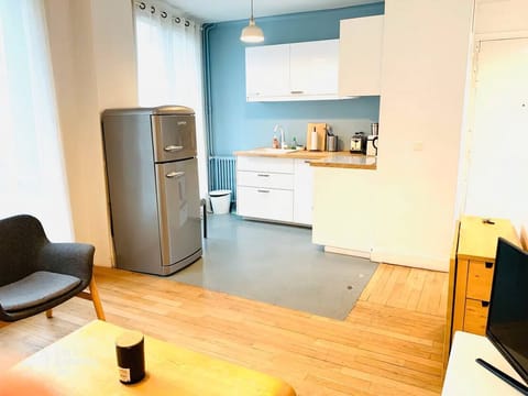 La cuisine est entièrement équipée avec plaque de cuisson, lave-vaisselle, frigo, cafetière filtre, machine expresso, grille-pain, four micro-ondes et bouilloire. Une table dépliable et des chaises pliantes complètent l'ensemble pour vos repas.