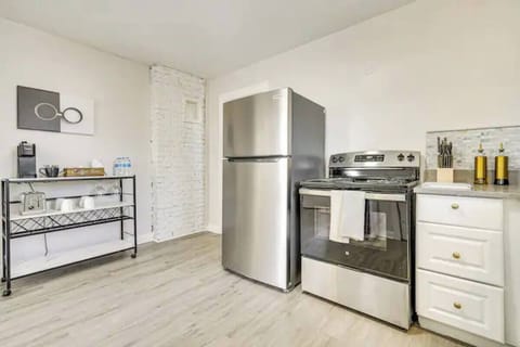 Guests enjoy complimentary coffee, snacks, tea, creamers, and sugars.