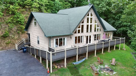 Outdoor Retreat: Unwind on the deck and soak in the serene views of lush mountain landscapes!