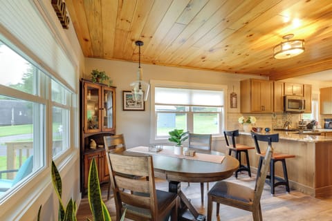 Dining Area | Dishware & Flatware Provided