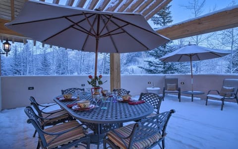 Private deck: Outdoor dining set, BBQ grill