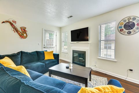 Greensboro Vacation Rental | 2BR | 1BA | 938 Sq Ft | Stairs Required