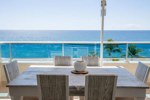 Dinning table for 6 with ocean view.