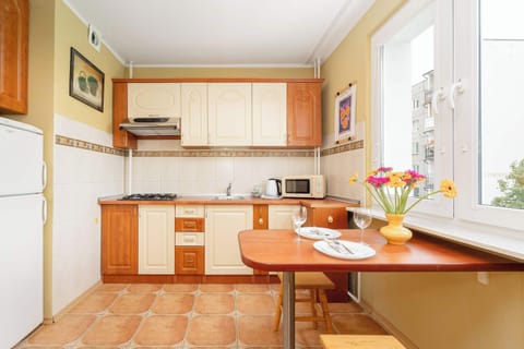 A functional kitchen with a large work surface makes it easy to cook together and enjoy shared meals.