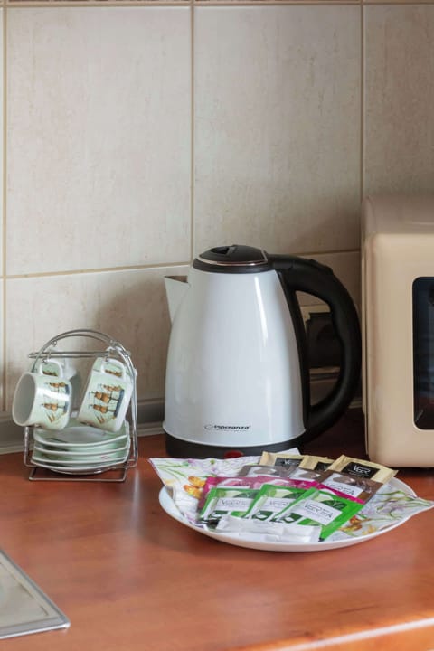 A corner with a kettle and tea set lets you easily prepare a fragrant drink any time of day.