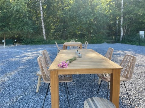 Outdoor dining (shared/communal)