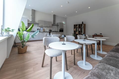 Fully equipped common kitchen with seating and a welcoming atmosphere.