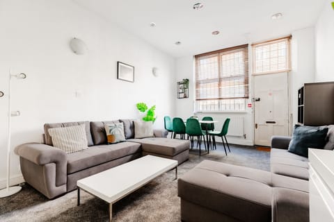 Living Room / Lounge