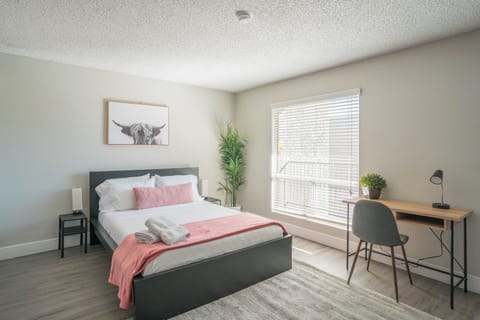 ️ Peaceful bedroom with a plush queen bed and soft linens.