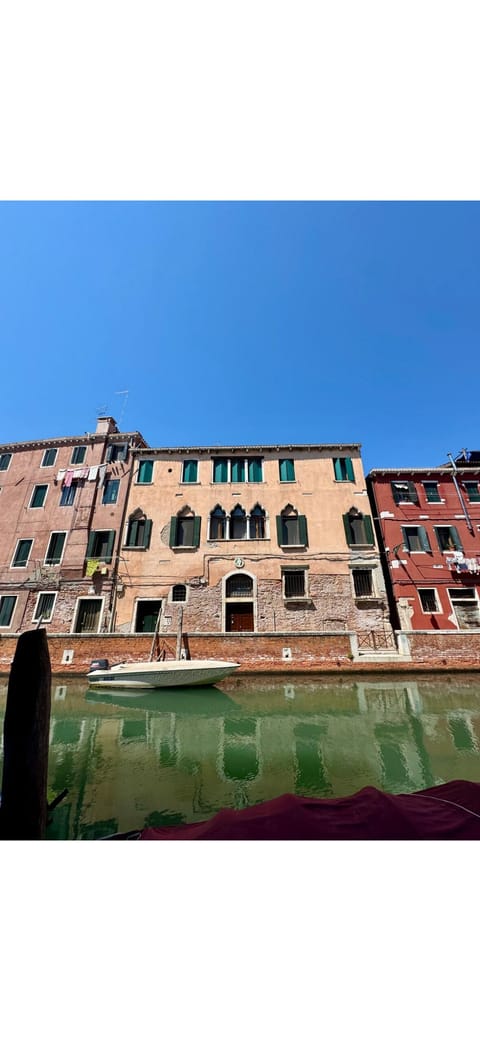 Canals Edge Apartment in Lido di Venezia