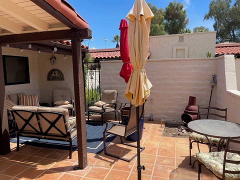 private front courtyard. plenty of seating for entertaining